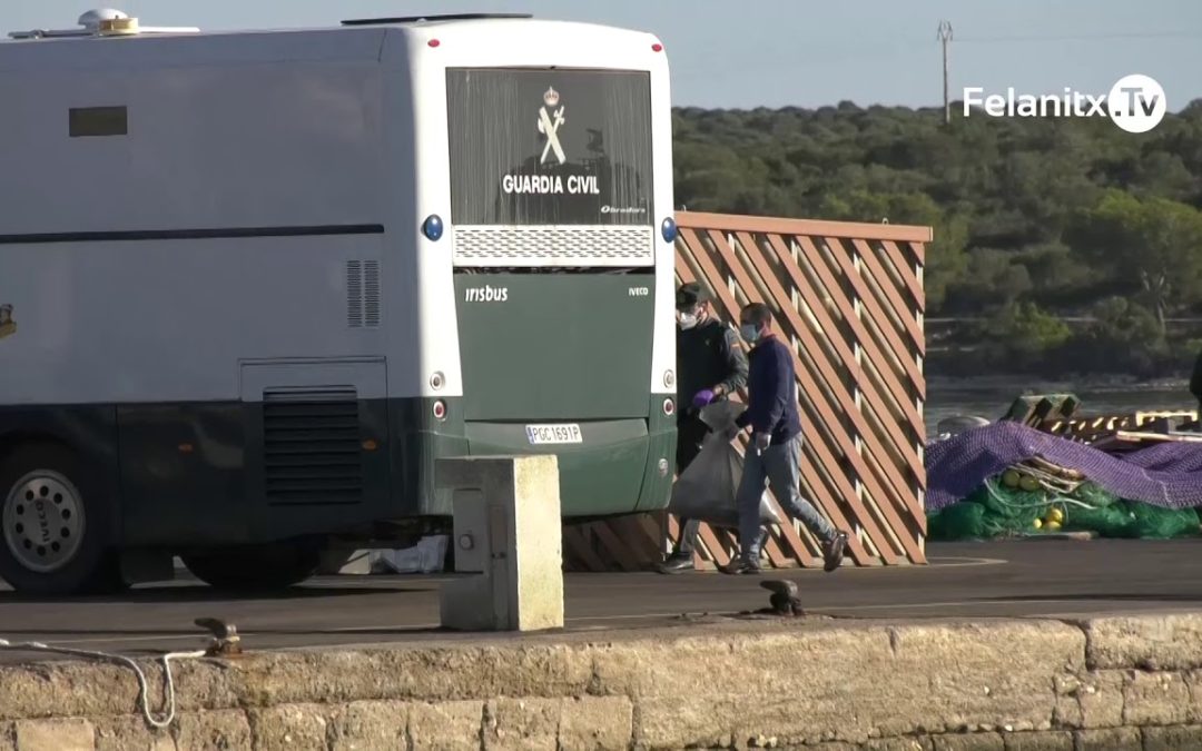 ARRIBADA D’UNA BARCA AMB MIGRANTS A PORTOCOLOM.