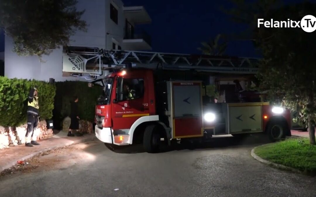 Un balcó d’una casa passa per ull, a Cala Ferrera