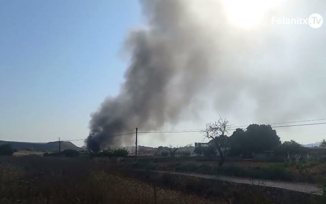 Incendi a un abocador del camí de Son Negre