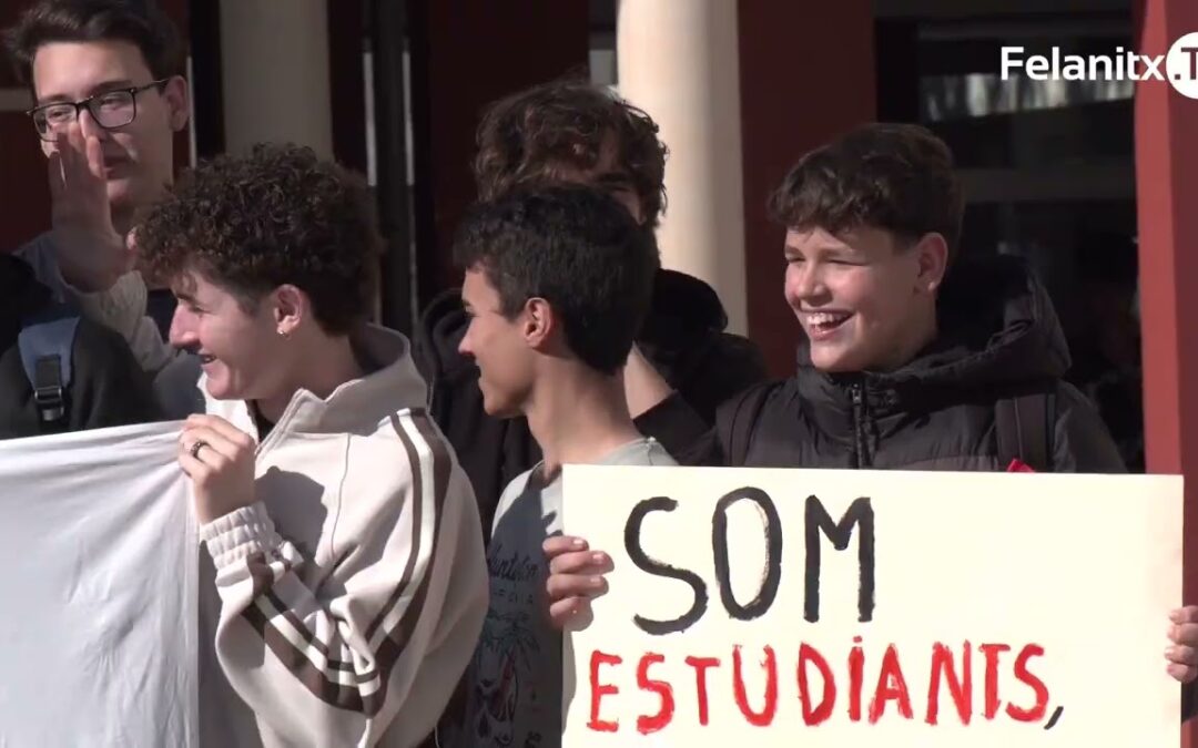 300 alumnes protesten a l’institut pel mal estat de l’edifici