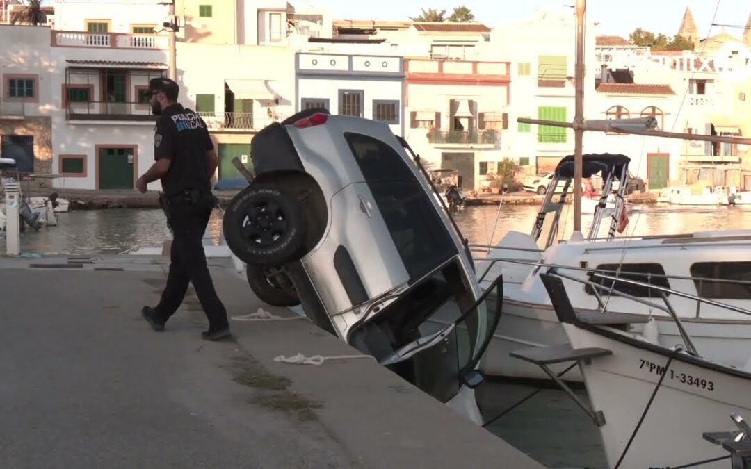 Un cotxe cau dins la mar a Portocolom