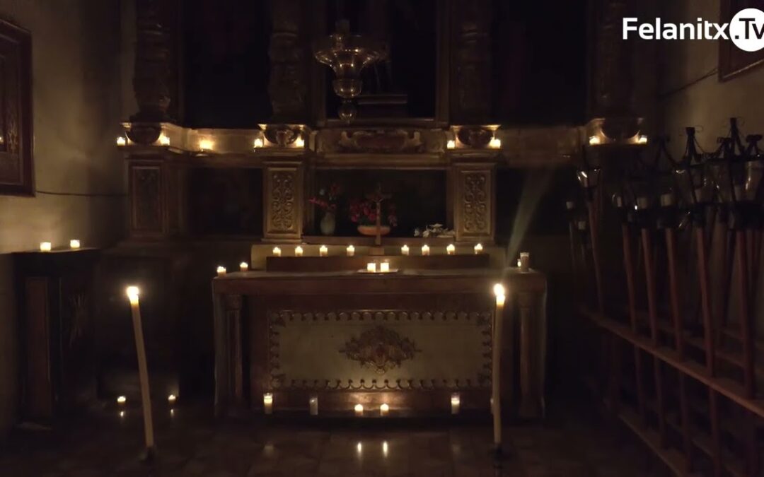 El Convent, il·luminat només amb espelmes